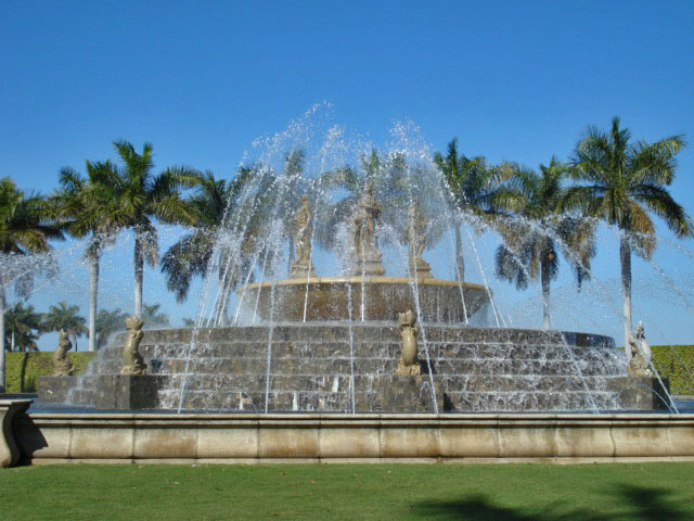 1337694875Miromar_fountain